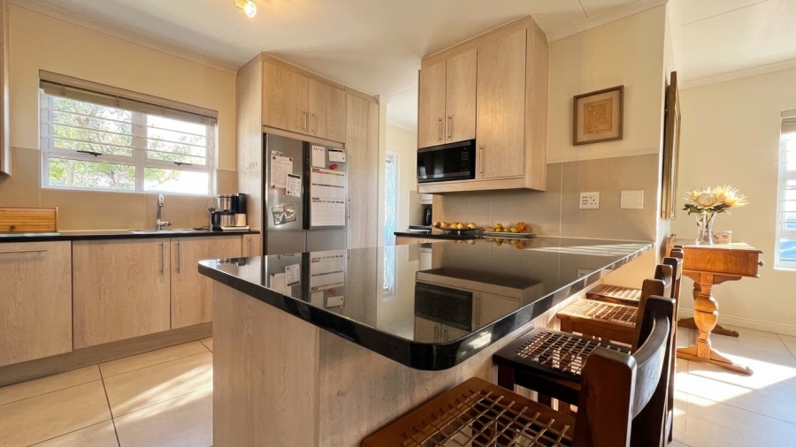 4 Bedroom Property for Sale in Sunningdale Western Cape